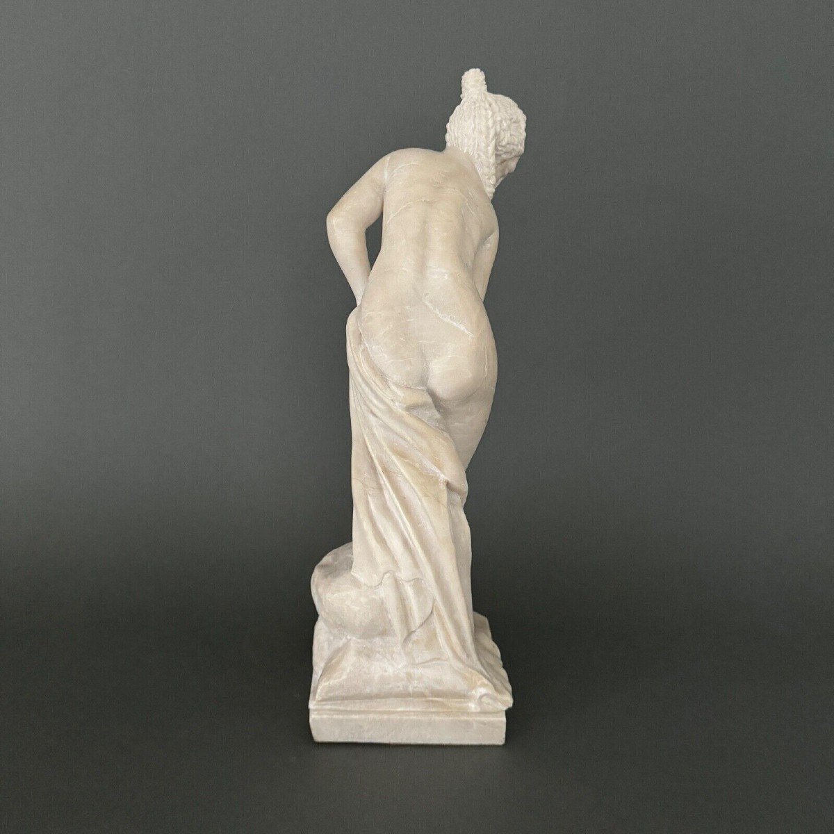 Statue en marbre d'après Vénus au bain baigneuse nue sculptée dans la masse-photo-4