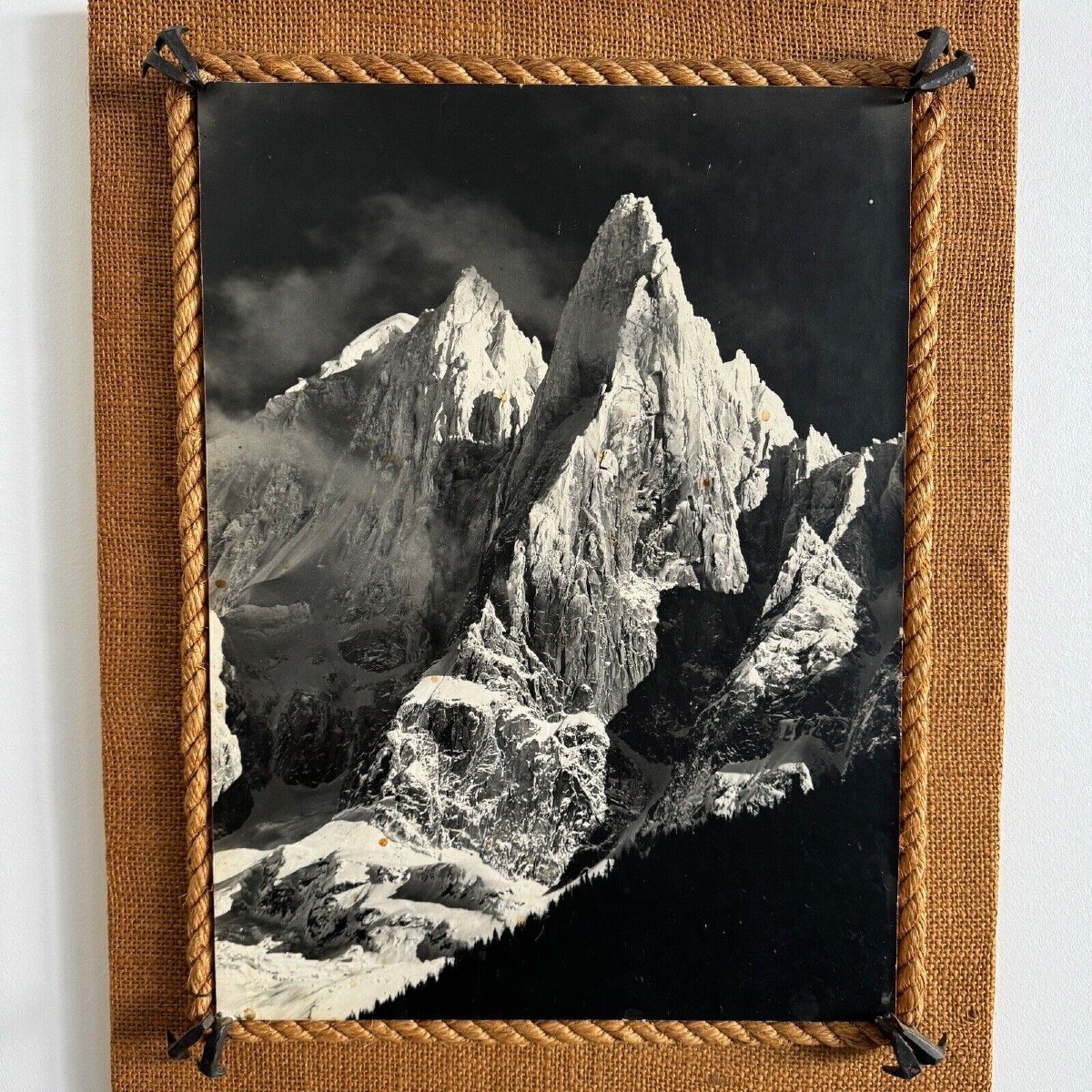 Photographie montagne noir et blanc cadre entourage cordage milieu XXe-photo-2