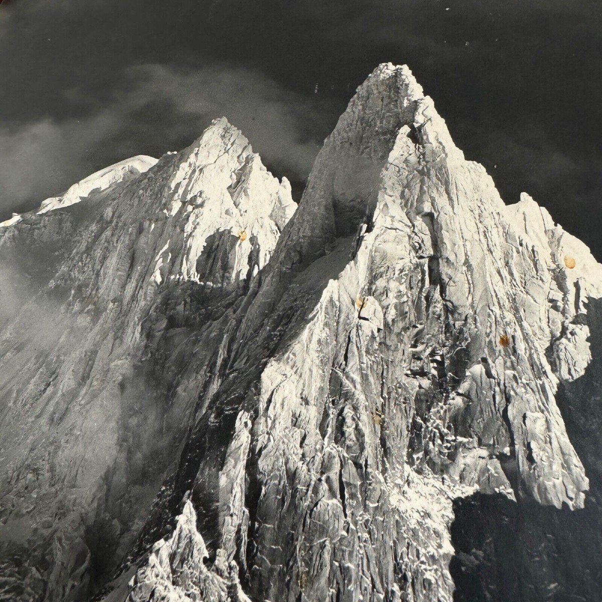 Photographie montagne noir et blanc cadre entourage cordage milieu XXe-photo-1