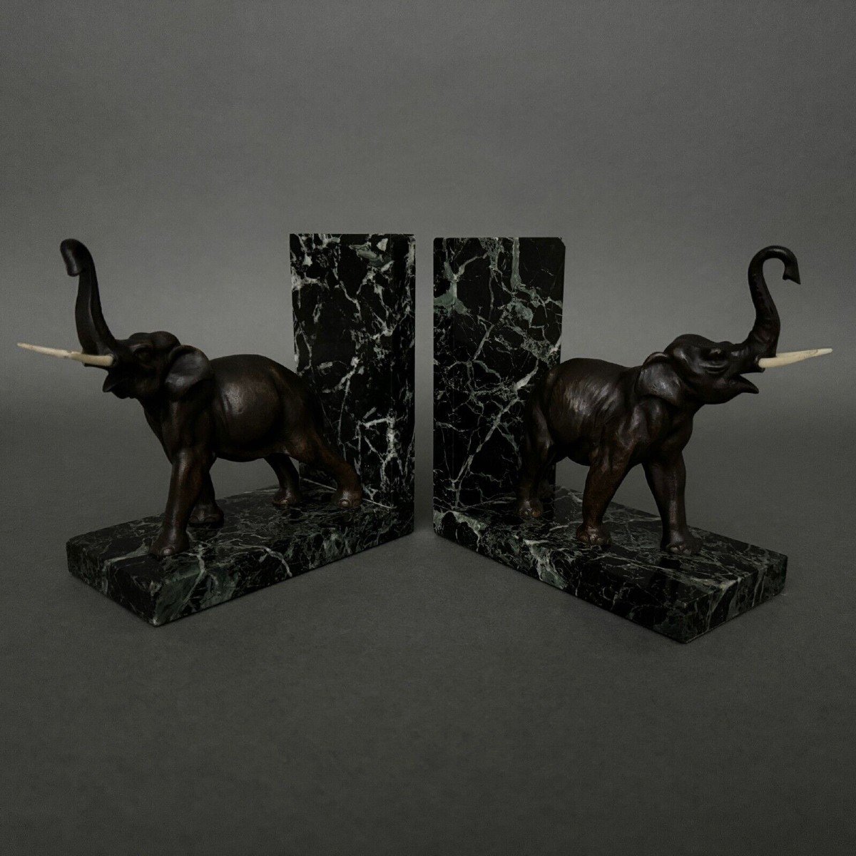 Paire de serre-livres éléphants en bronze signés Carvin bases en marbre-photo-1