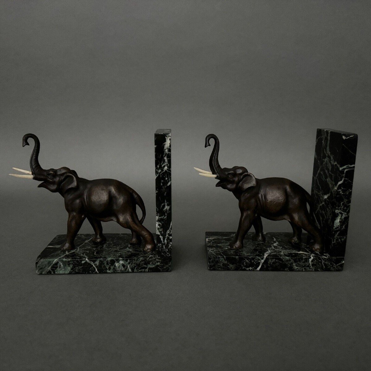 Paire de serre-livres éléphants en bronze signés Carvin bases en marbre-photo-7