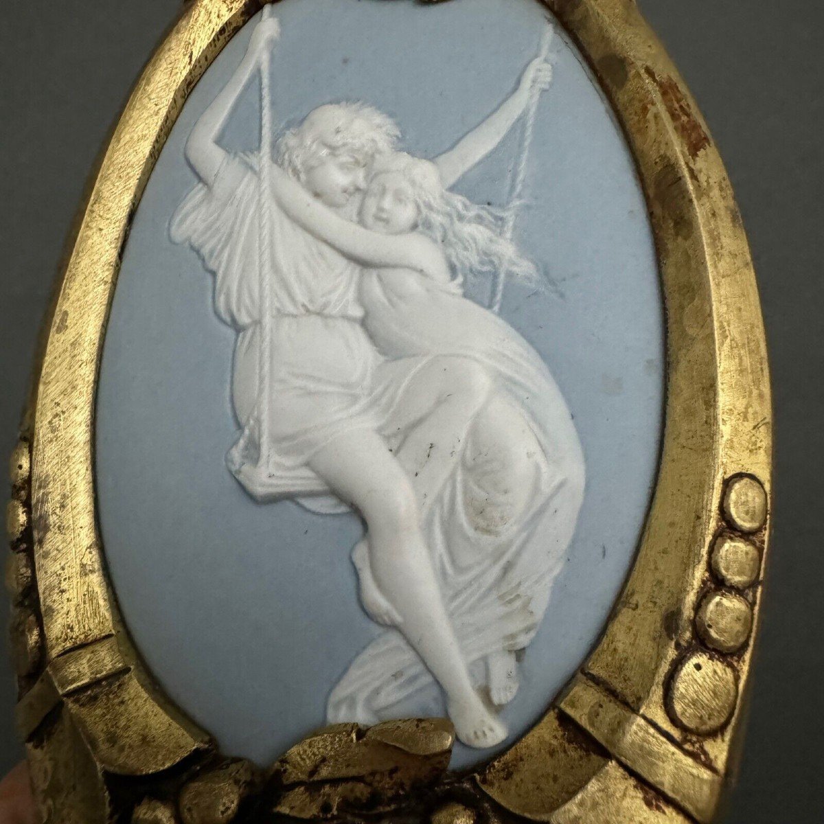 Applique en bronze doré avec plaque Wedgwood couple à la balançoire XXe-photo-3