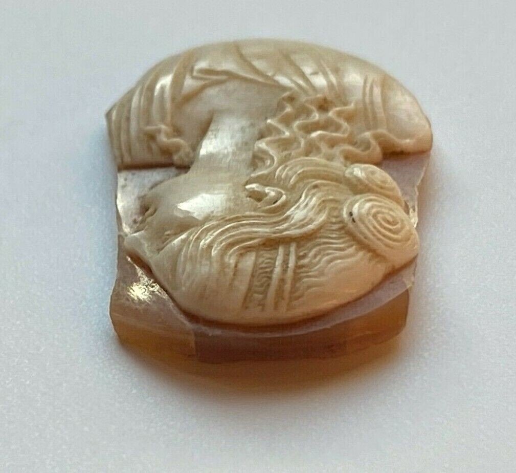 Camée du XVIIIe profil de femme à l'Antique en agate-photo-1