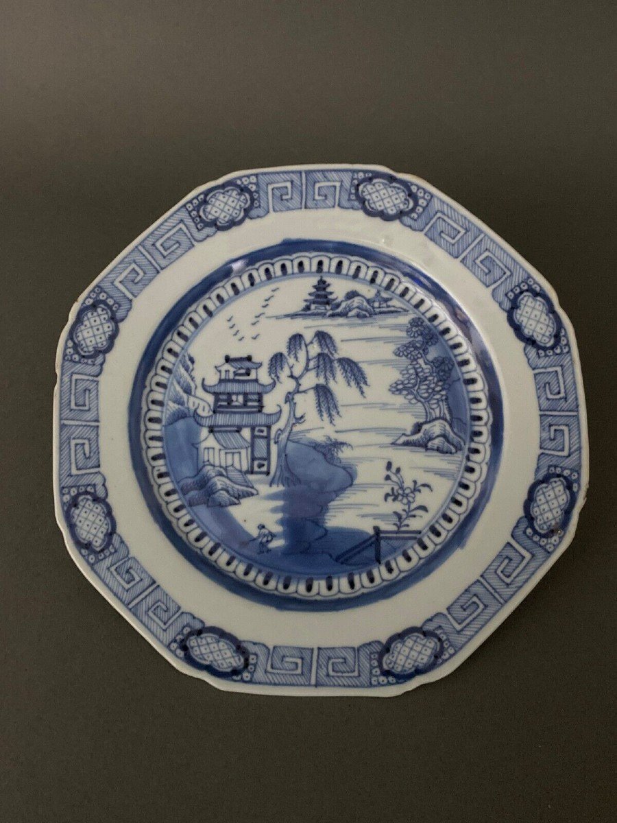 Assiette octogonale bleu et blanc Chine XIXe décor de pagode