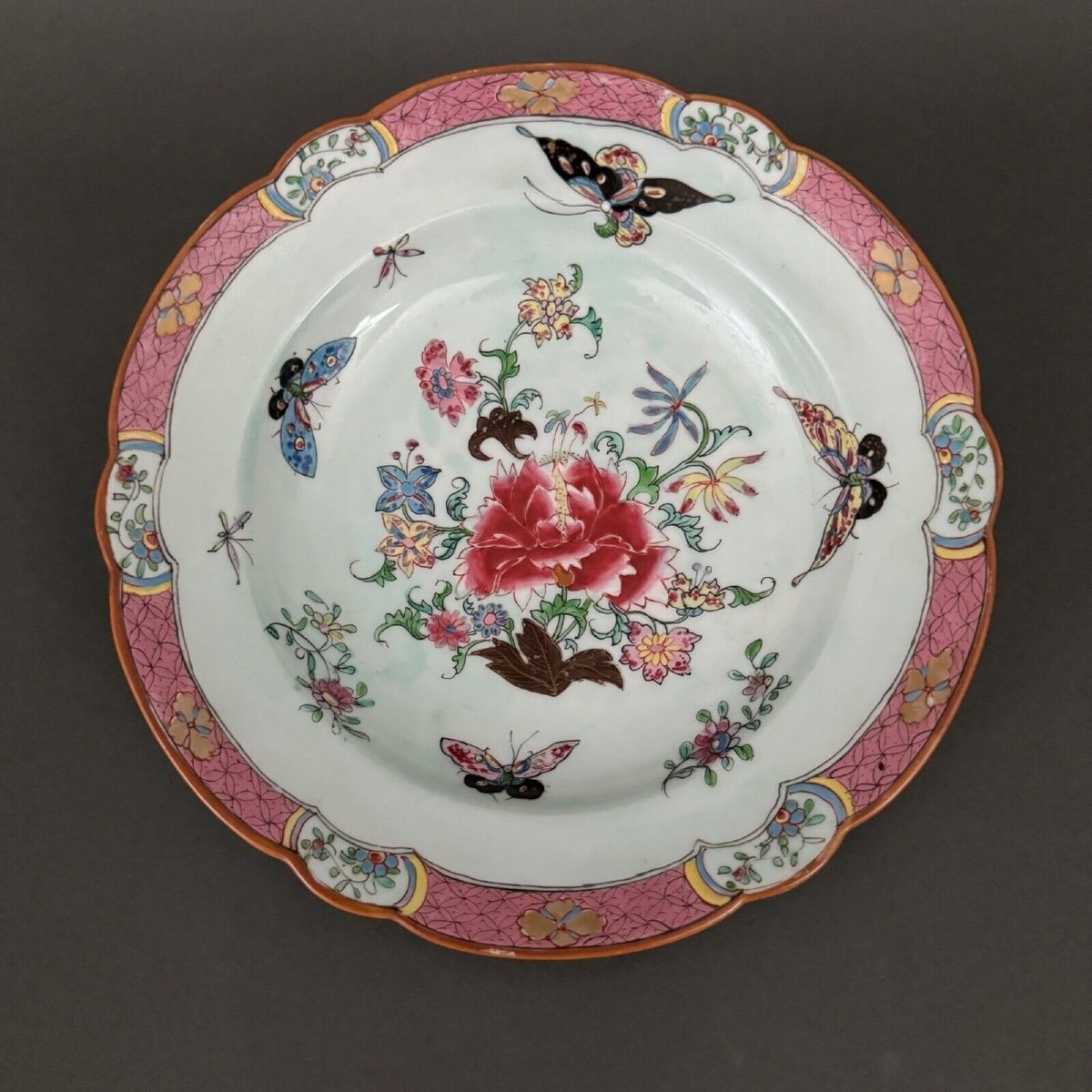 Assiette Chine avec signature XIXe décor de papillons et de végétation-photo-1