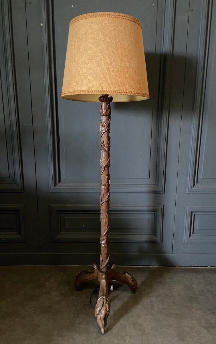 Lampadaire en chêne sculpté décor de feuillage fin XIXe