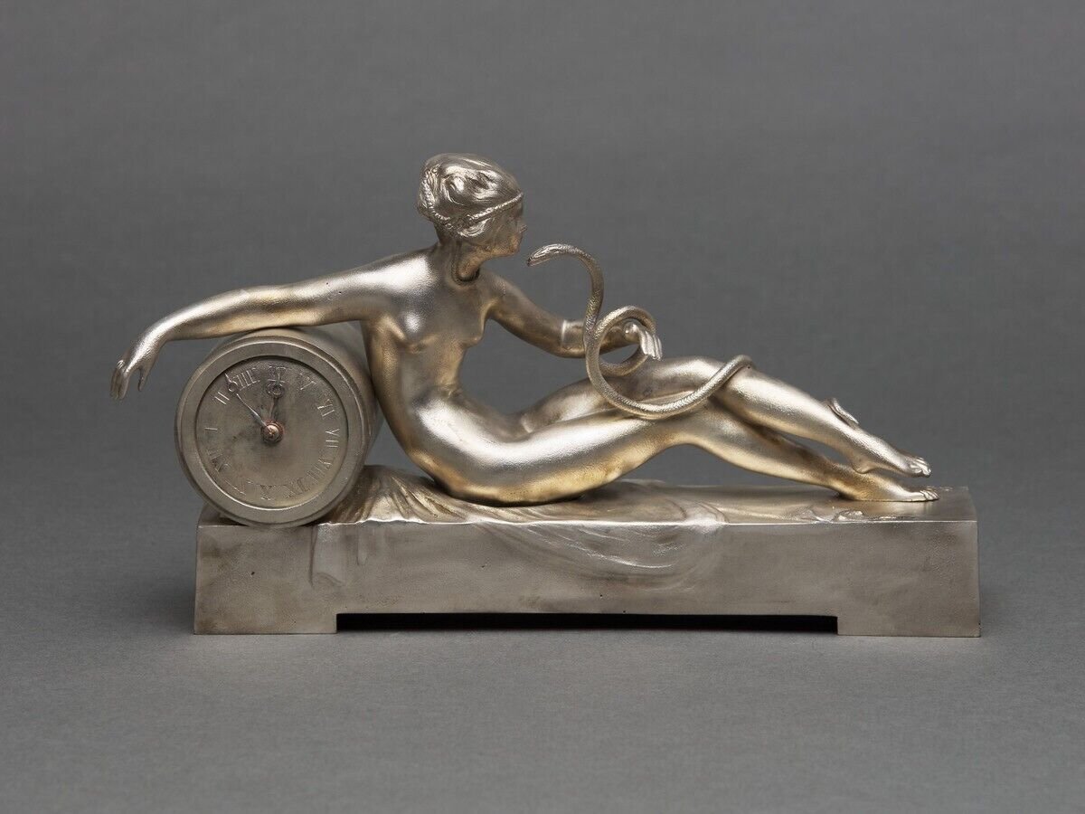 Pendule en bronze argenté par Ary Bitter femme au serpent 1930