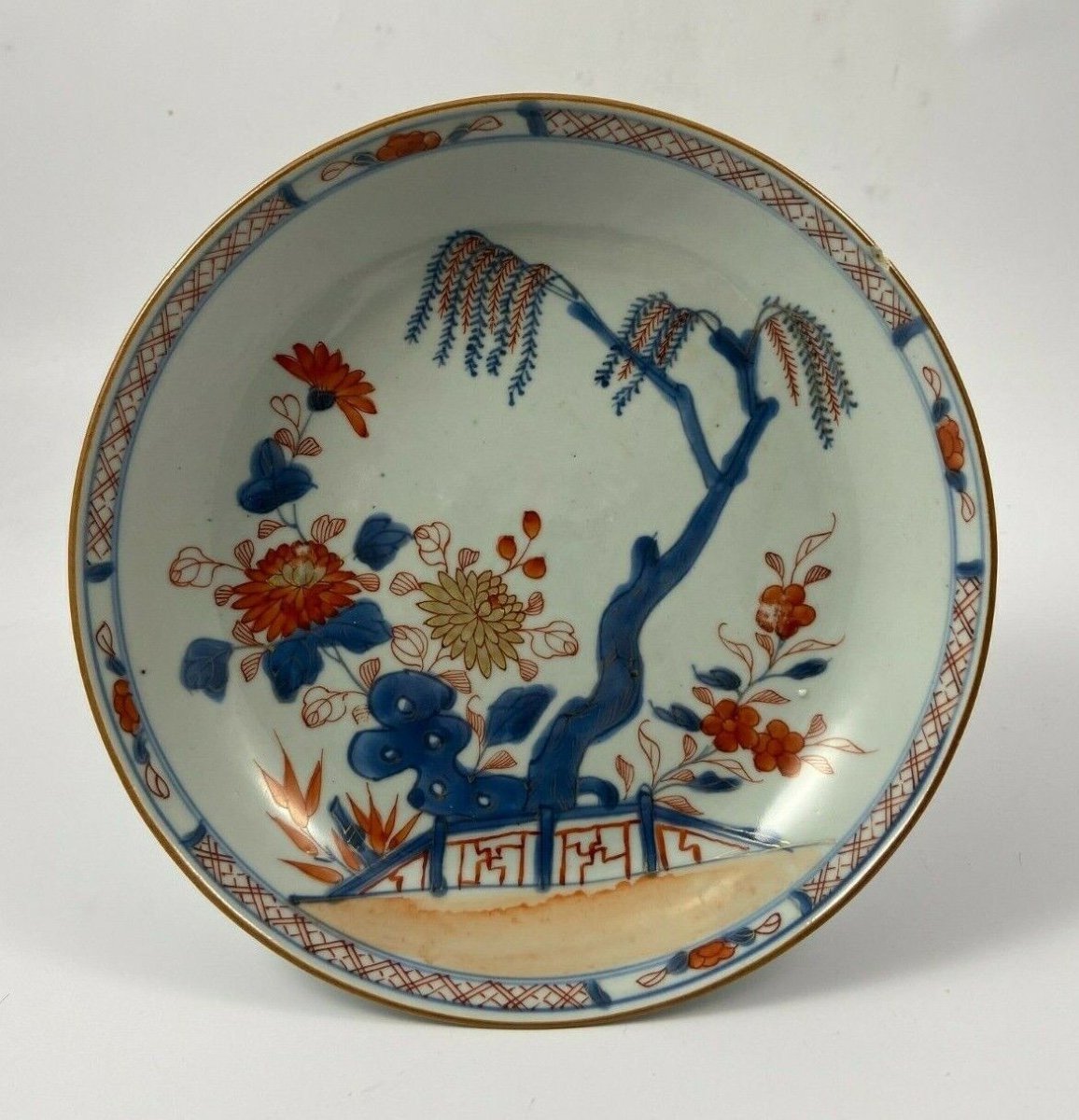 Assiette creuse Imari Compagnie des Indes XVIIIe fond blanc rehauts dorés