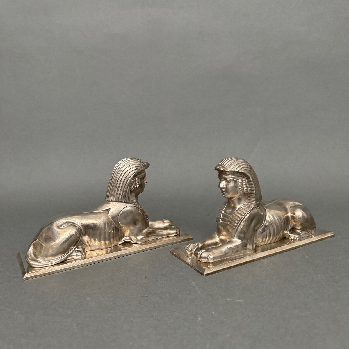 Paire de serre-livres en bronze argenté Art Déco décor de sphinx 1930