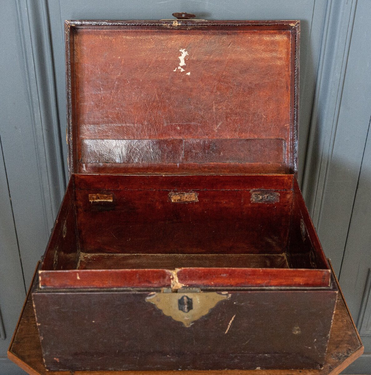 Chinese Lacquer Trunk With 20th Century Brass Handles-photo-2