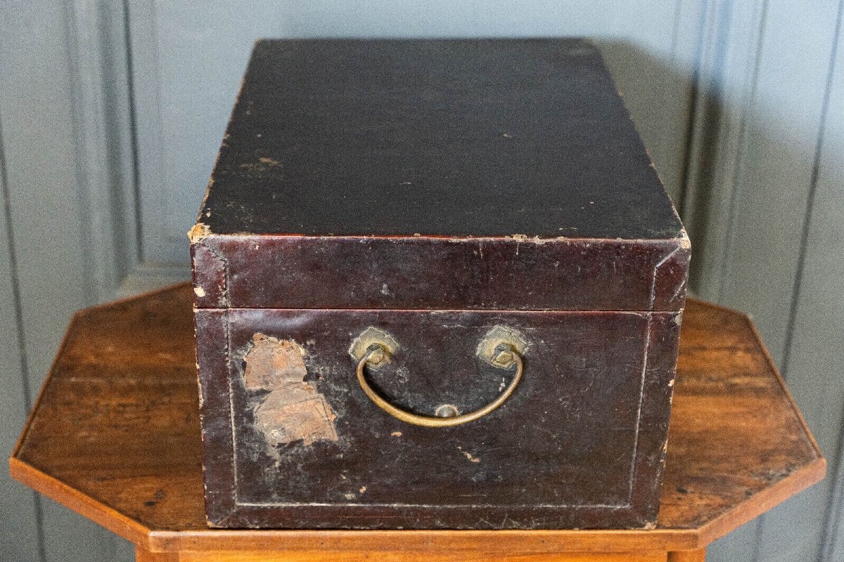 Chinese Lacquer Trunk With 20th Century Brass Handles-photo-1