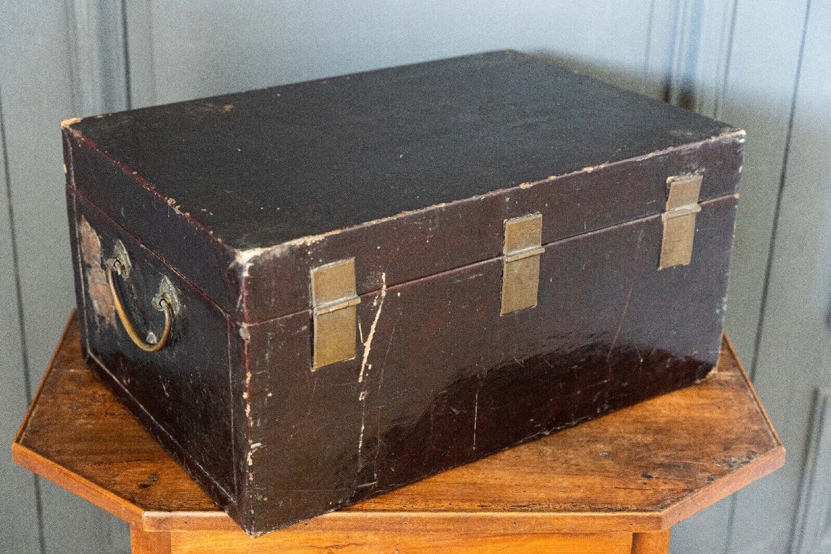 Chinese Lacquer Trunk With 20th Century Brass Handles-photo-2