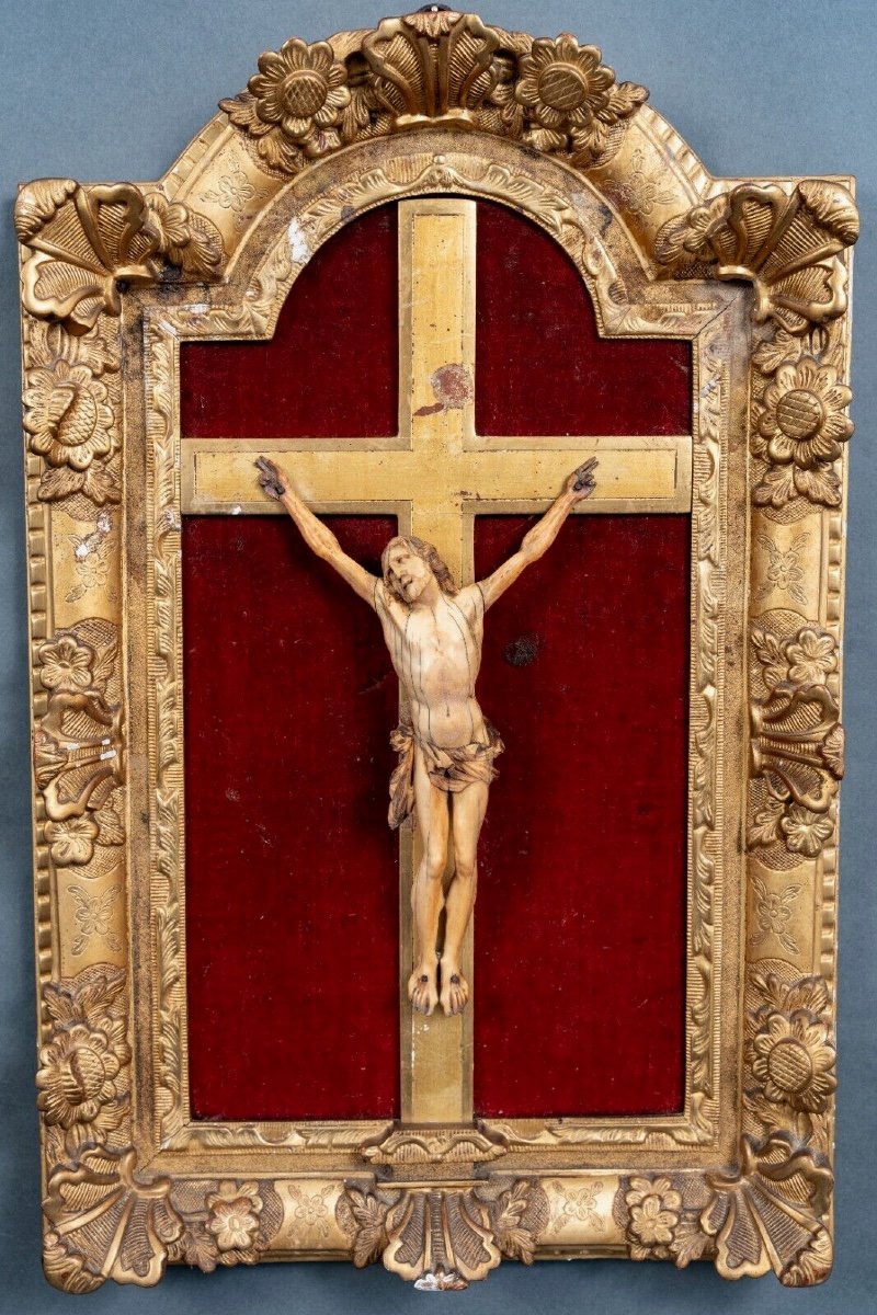 Crucifix XVIIe sculpté à la main cadre en bois doré décor de fleurettes