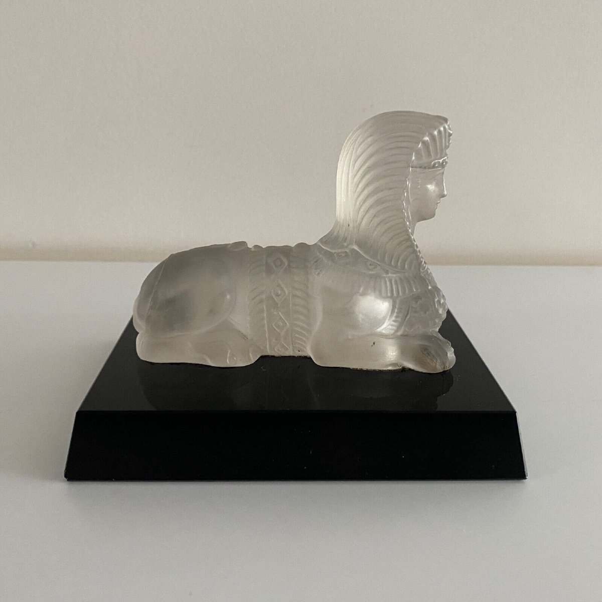 Presse-papier représentant un sphinx en cristal sur socle en verre noir XXe-photo-2