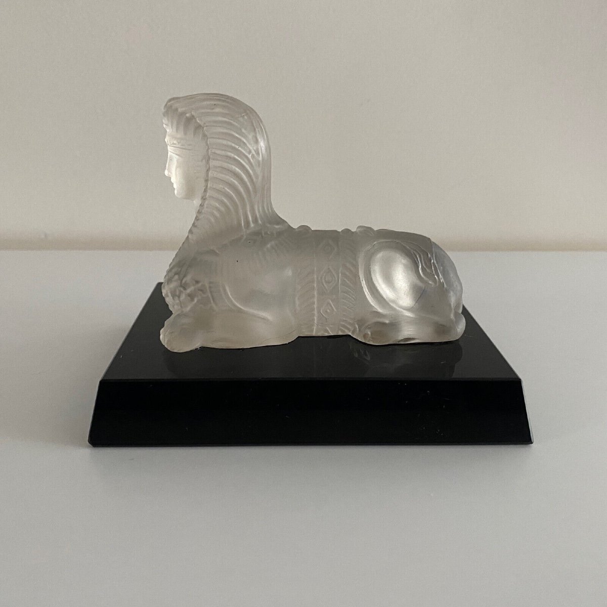 Presse-papier représentant un sphinx en cristal sur socle en verre noir XXe-photo-4