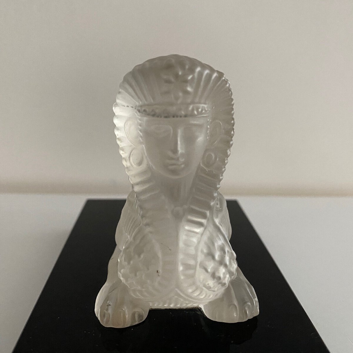 Presse-papier représentant un sphinx en cristal sur socle en verre noir XXe-photo-2