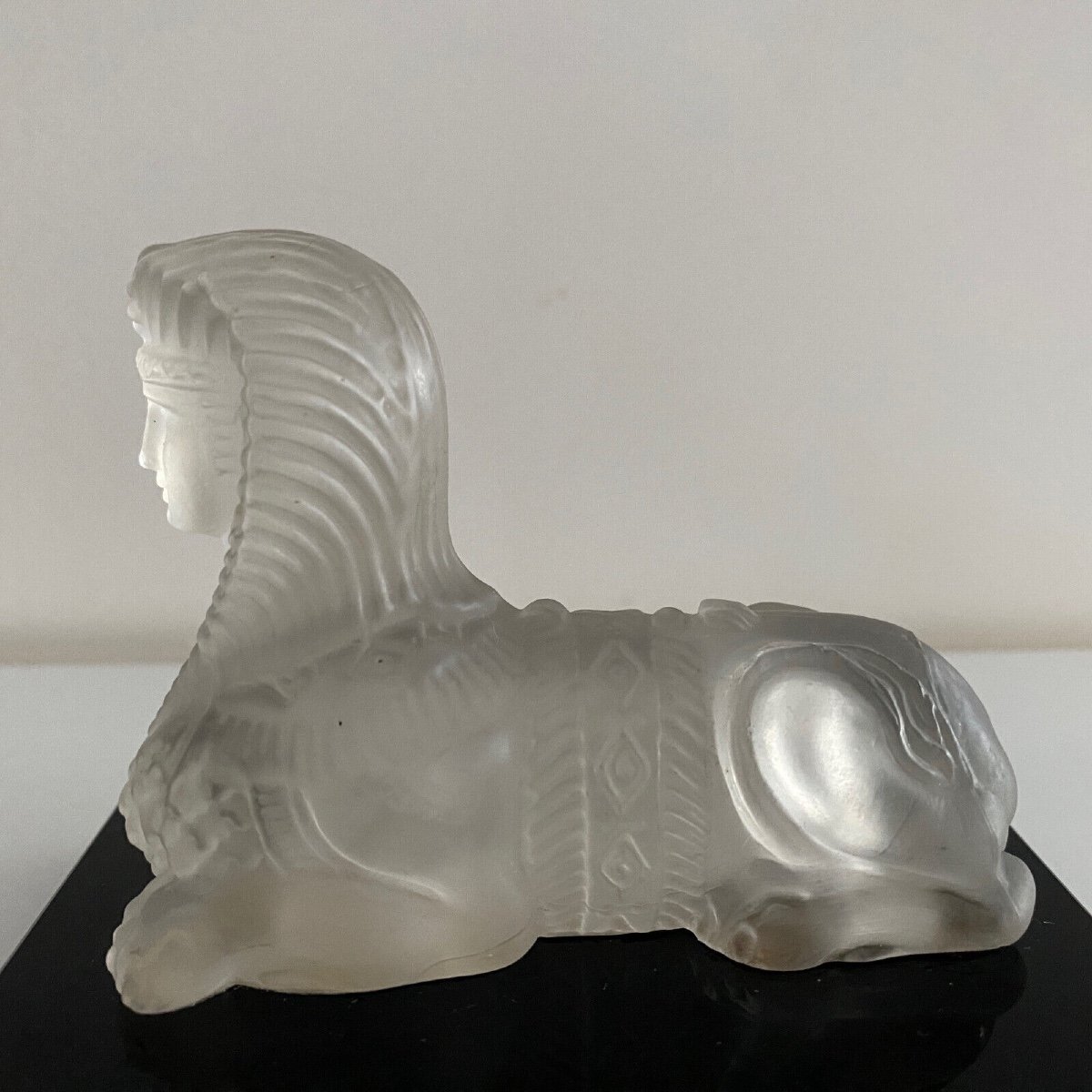 Presse-papier représentant un sphinx en cristal sur socle en verre noir XXe-photo-3