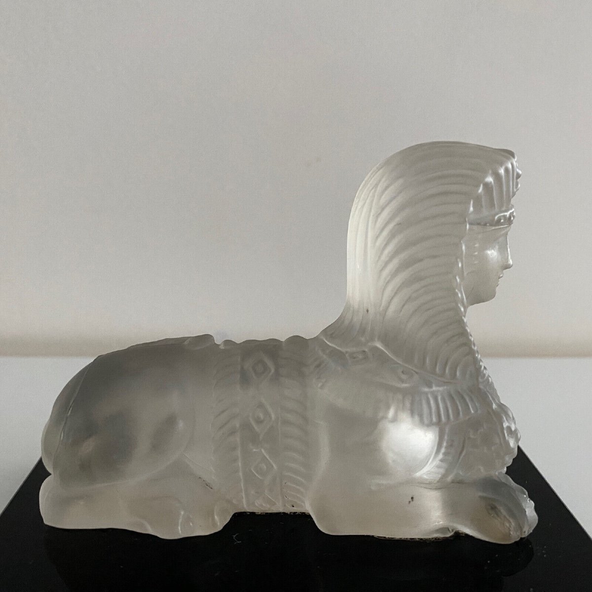 Presse-papier représentant un sphinx en cristal sur socle en verre noir XXe-photo-5