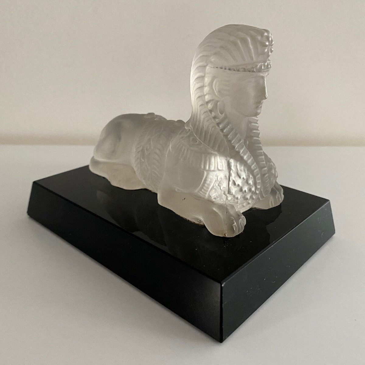 Presse-papier représentant un sphinx en cristal sur socle en verre noir XXe