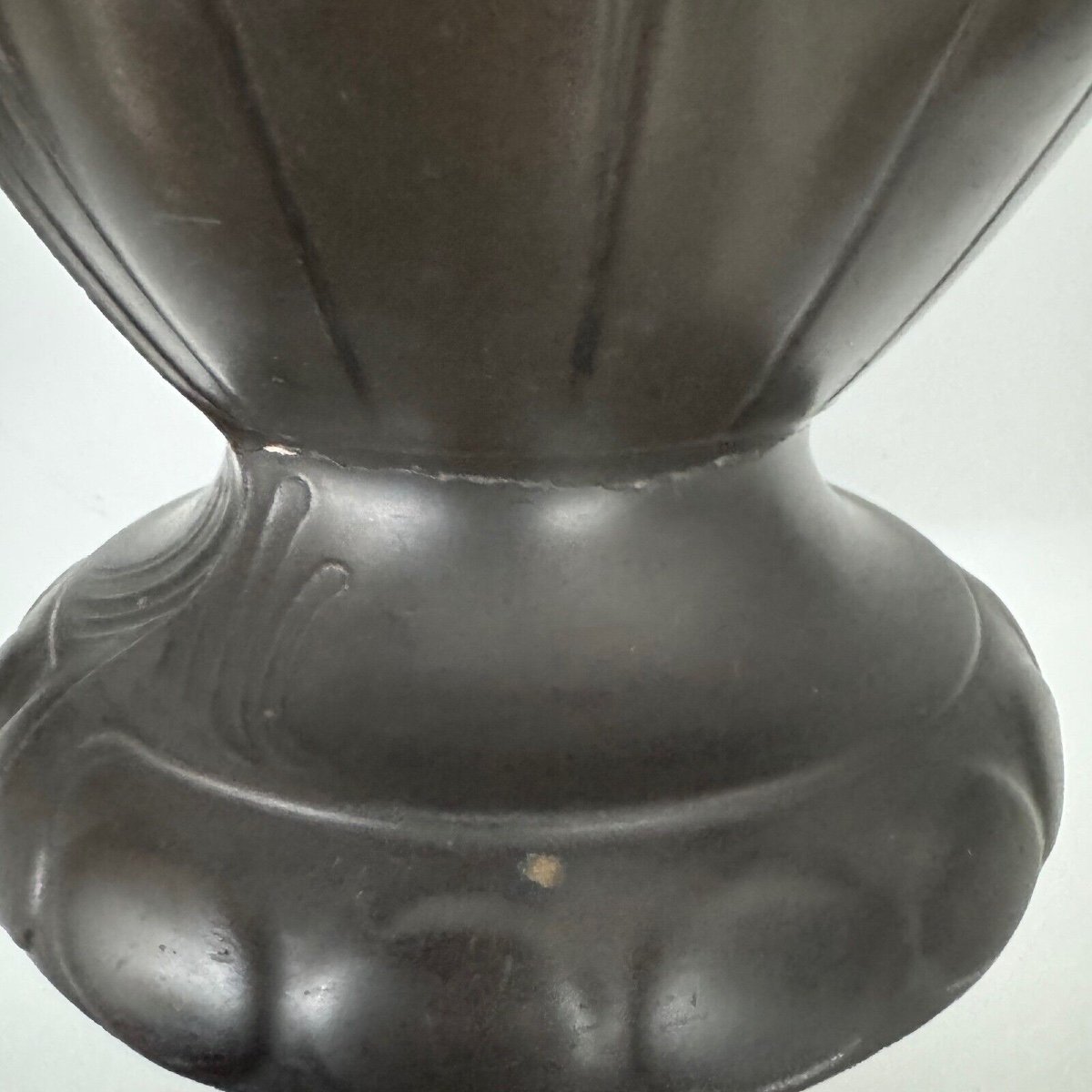 Pair Of 1930 Art Deco Vases In Chocolate Patina Spelter With Floral Frieze-photo-4