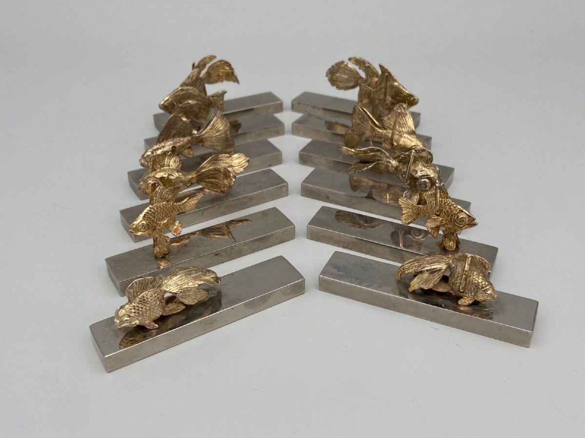 Suite de 12 porte-couteaux poissons en métal argenté bronze doré milieu XXe