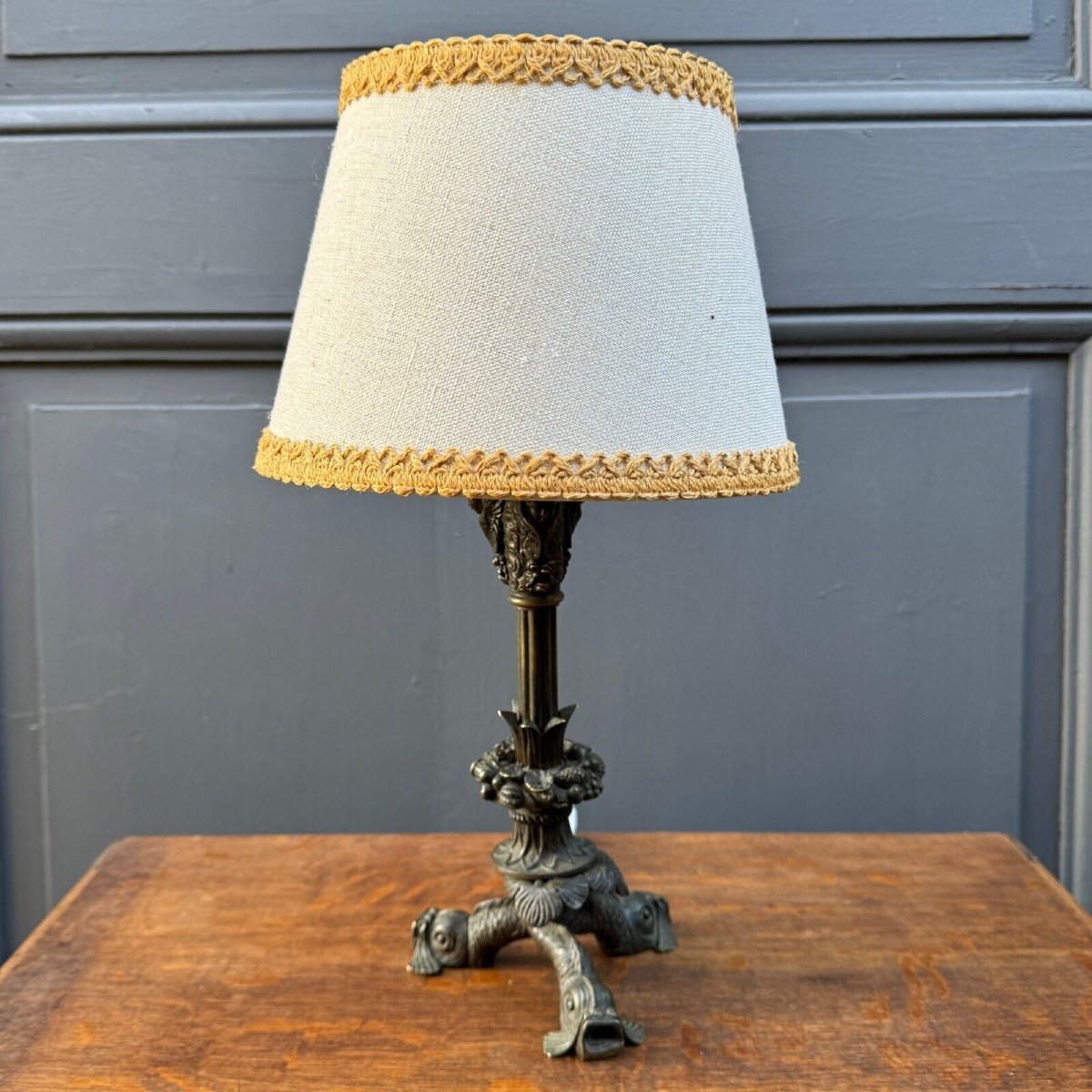 Restoration Period Lamp With Tripod Base And Dolphin And Cherub Heads-photo-2