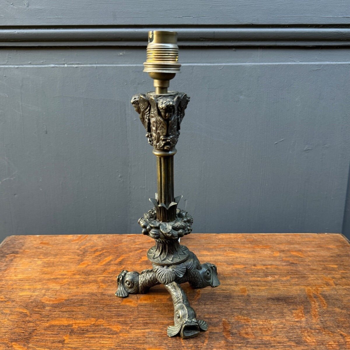 Restoration Period Lamp With Tripod Base And Dolphin And Cherub Heads-photo-3