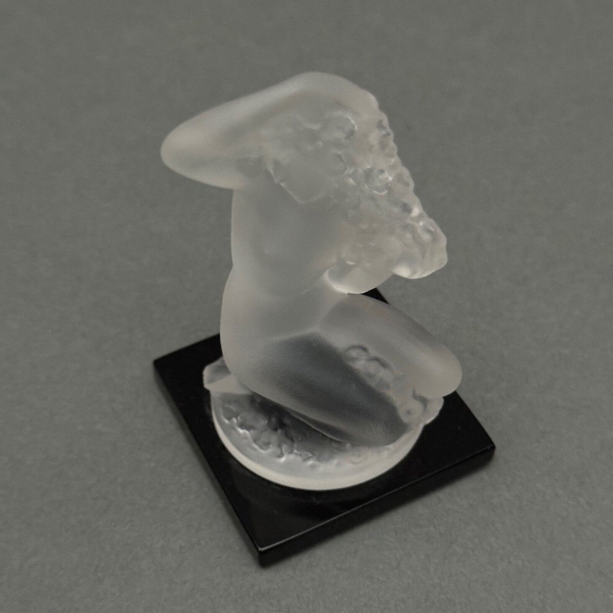 Sujet féminin nu par Lalique en verre dépoli sur socle noir-photo-3