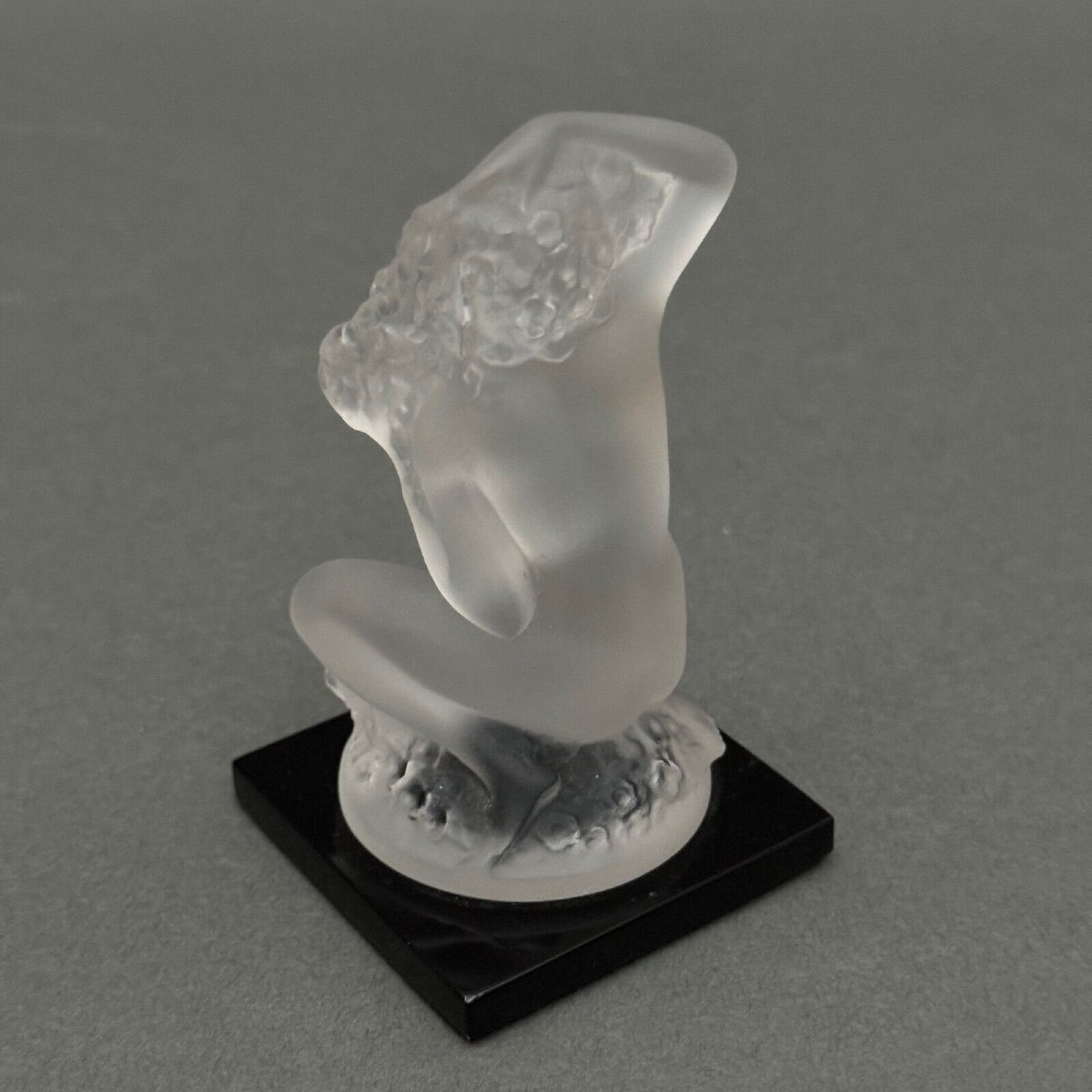 Sujet féminin nu par Lalique en verre dépoli sur socle noir-photo-4