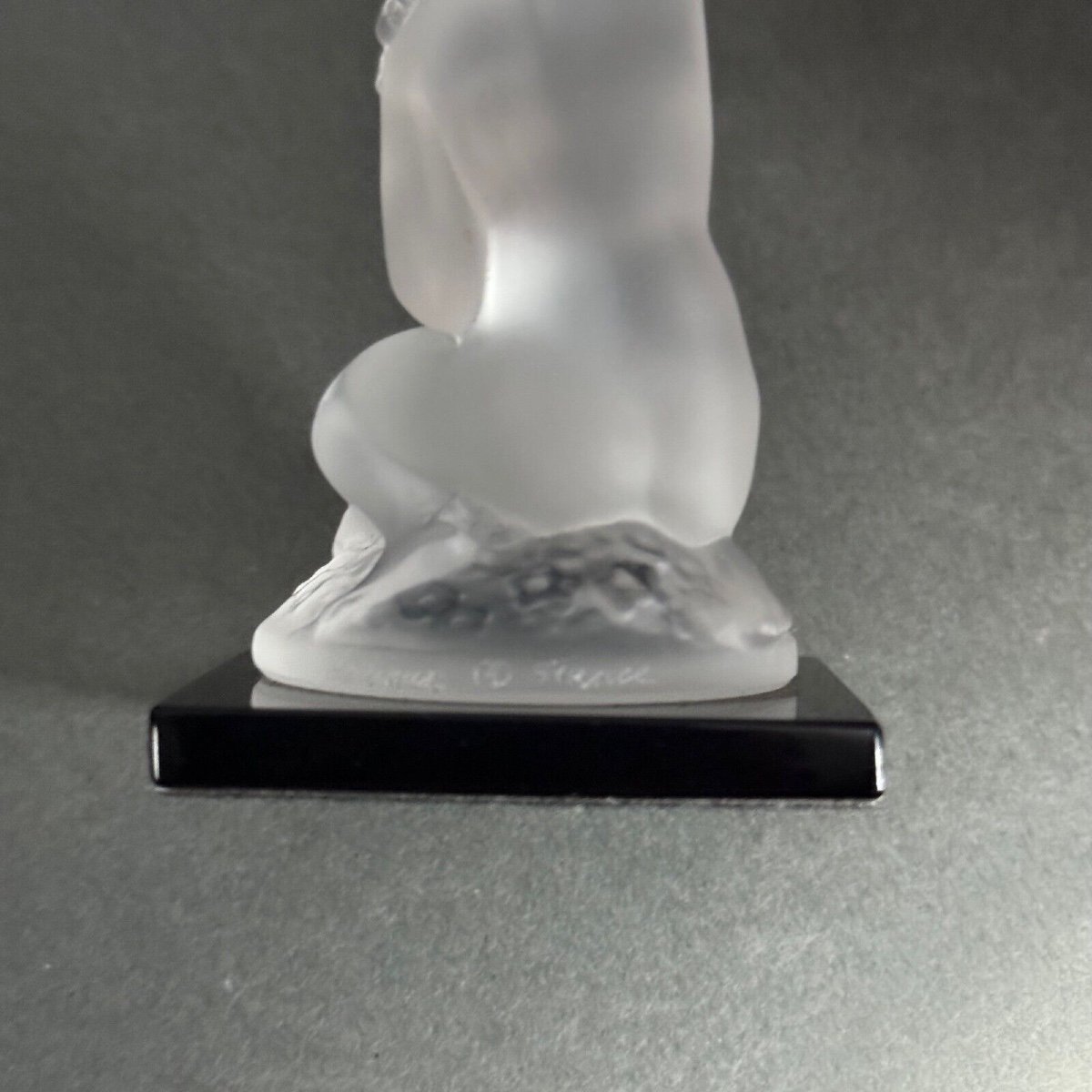 Sujet féminin nu par Lalique en verre dépoli sur socle noir-photo-1