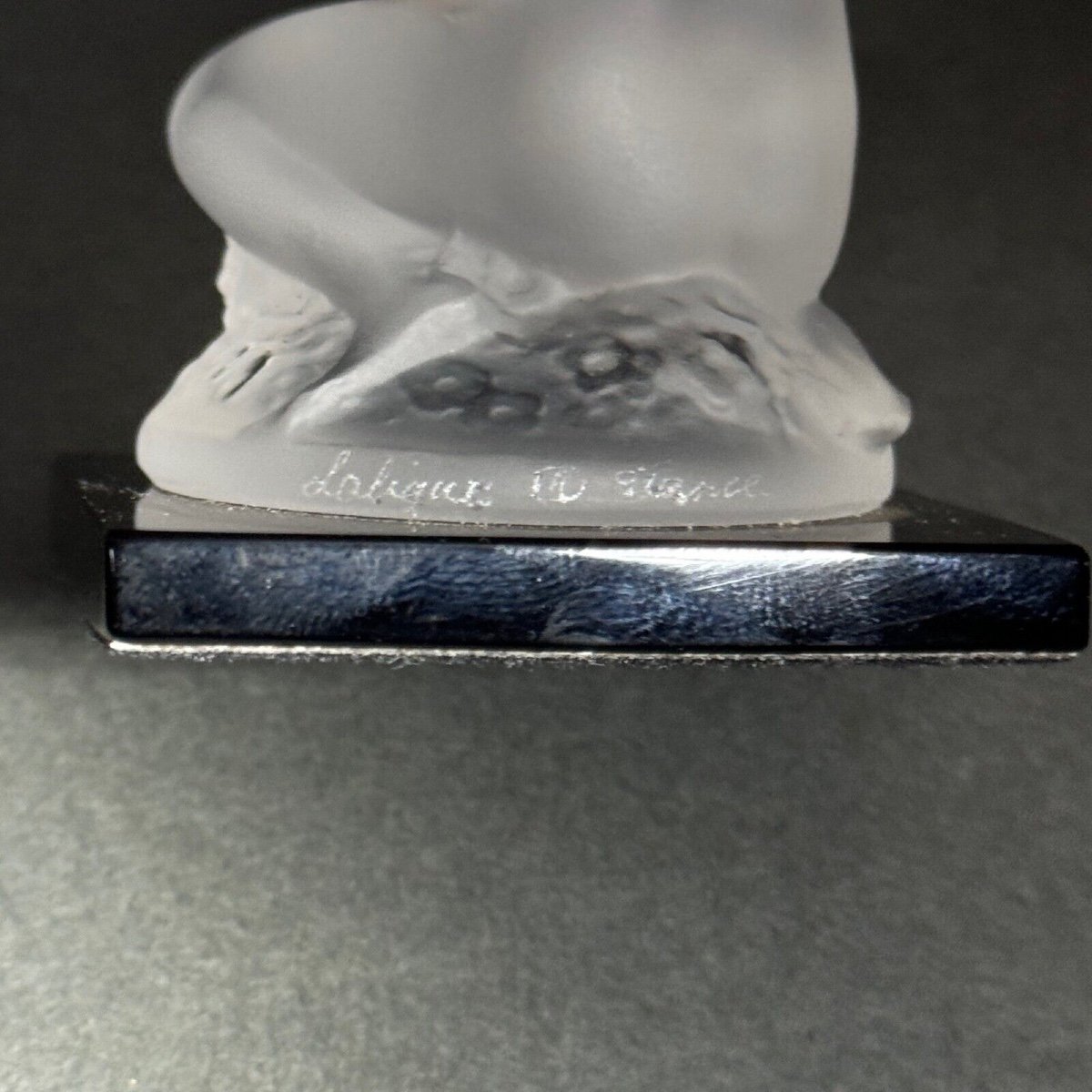 Sujet féminin nu par Lalique en verre dépoli sur socle noir-photo-2