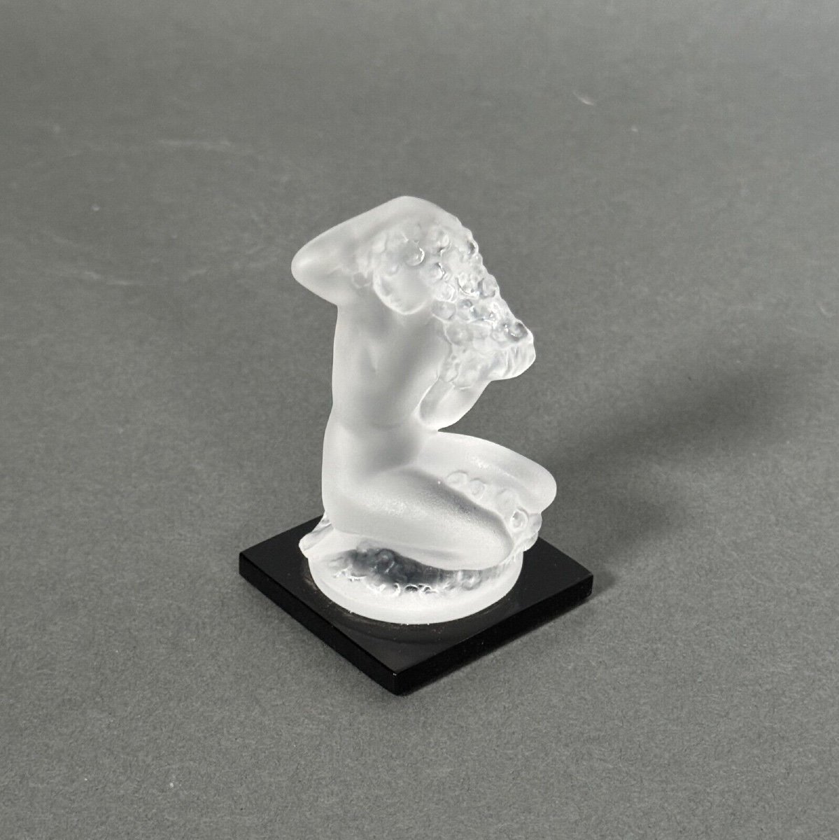 Sujet féminin nu par Lalique en verre dépoli sur socle noir-photo-3