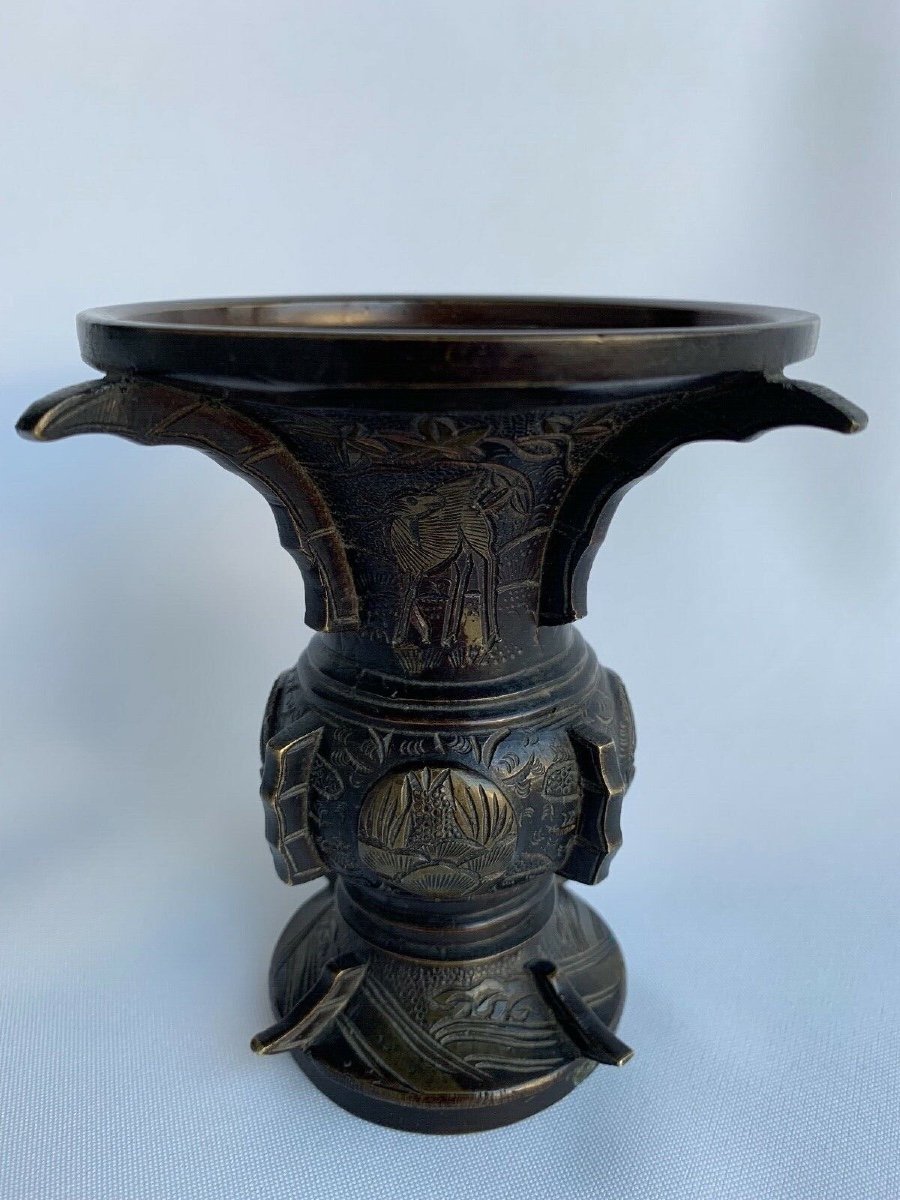 Vase japonais en bronze XIXe avec dorure décor d'animaux ciselé ailettes