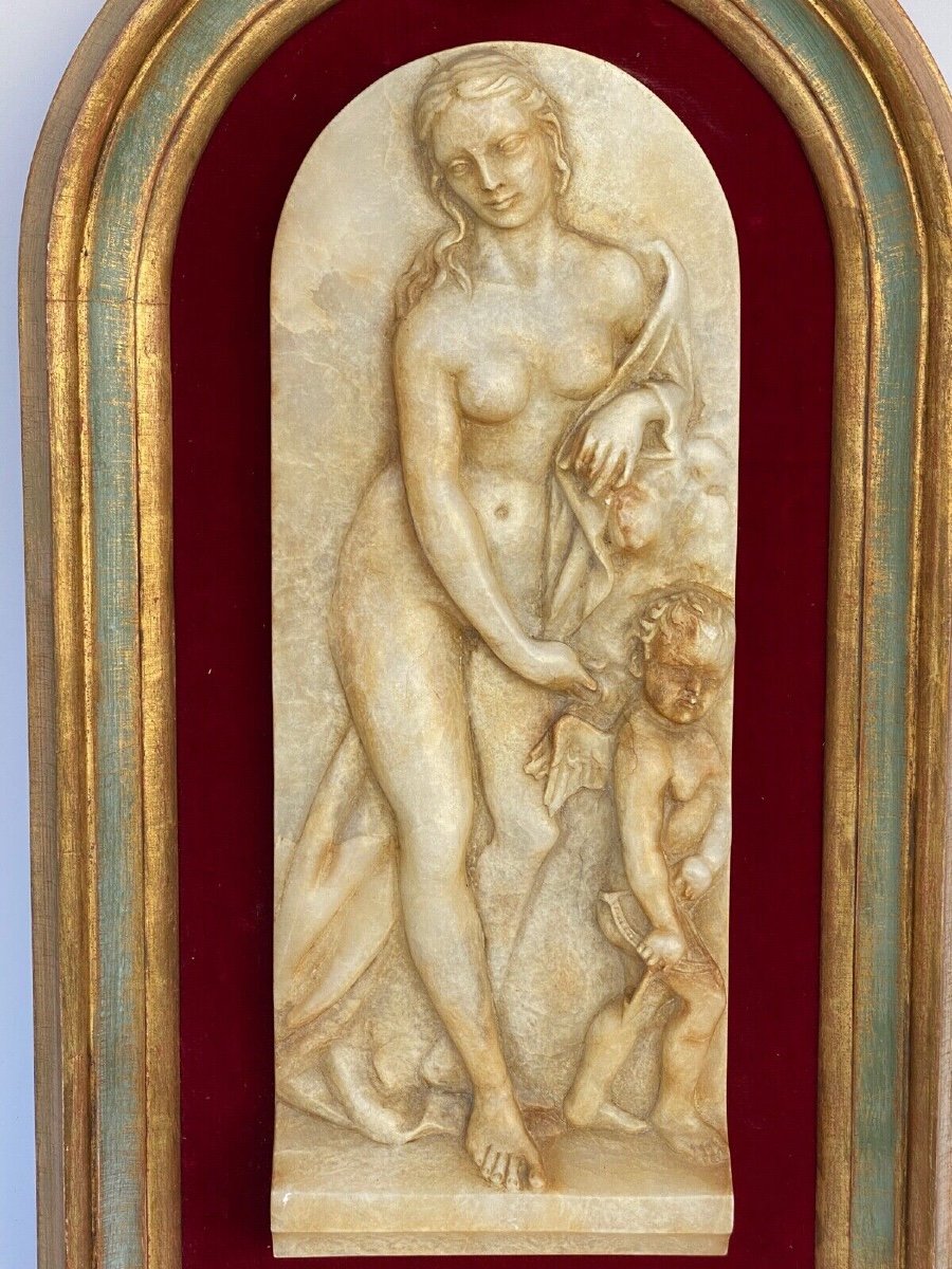 Plaque en albâtre bas-relief Vénus aux Amours XIXe cadre doré velours rouge-photo-2