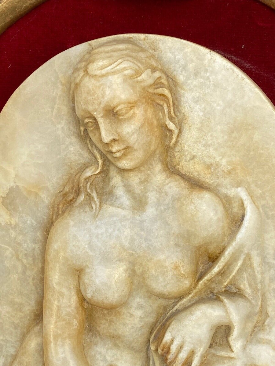 Plaque en albâtre bas-relief Vénus aux Amours XIXe cadre doré velours rouge-photo-2