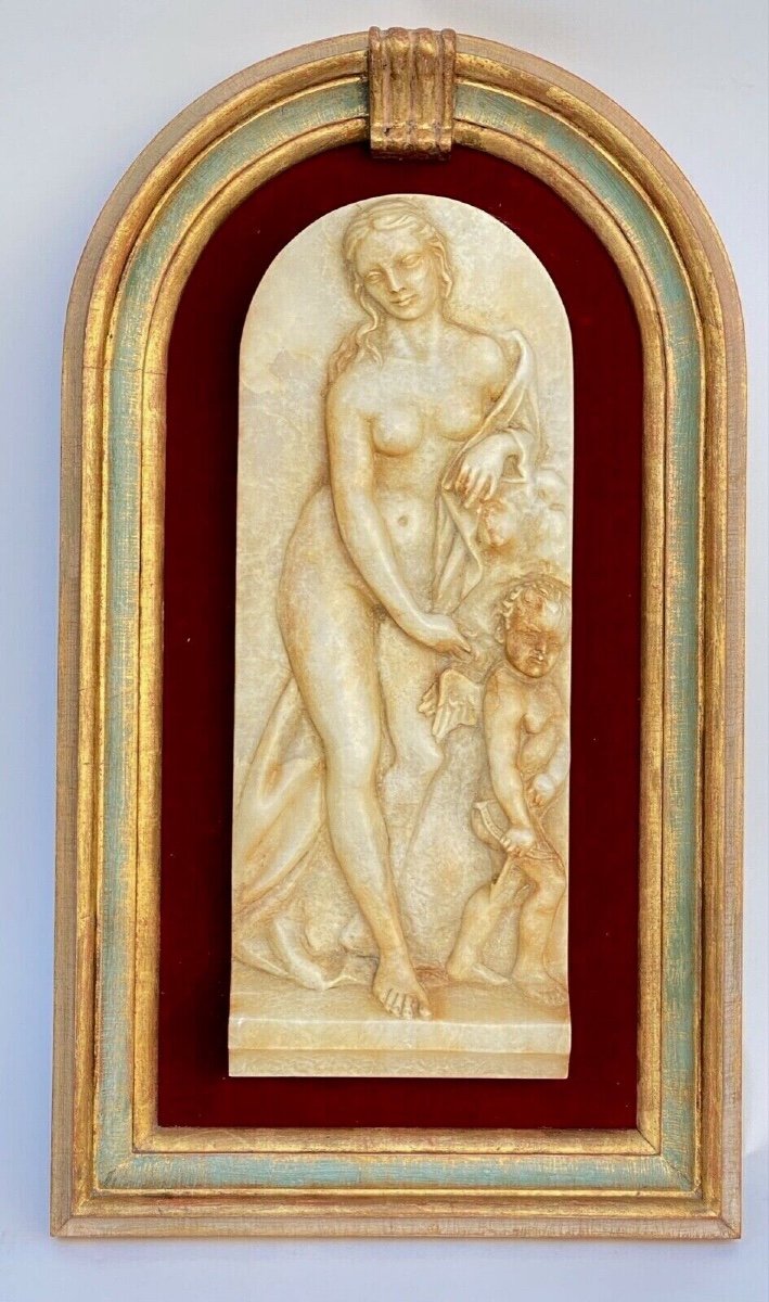 Plaque en albâtre bas-relief Vénus aux Amours XIXe cadre doré velours rouge