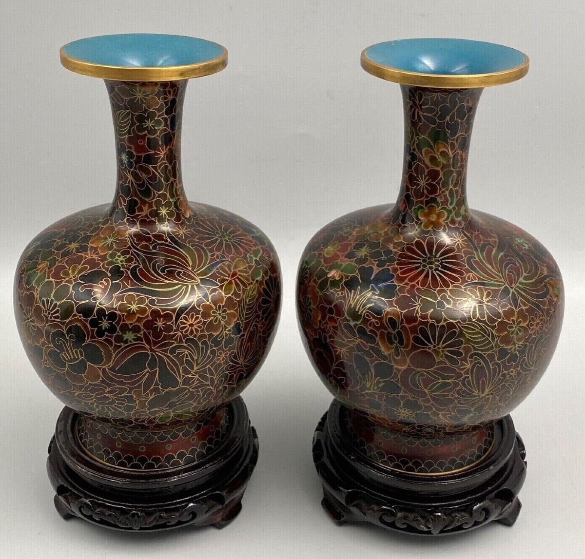 Paire de vases cloisonnés Chine XXe support en bois décor floral