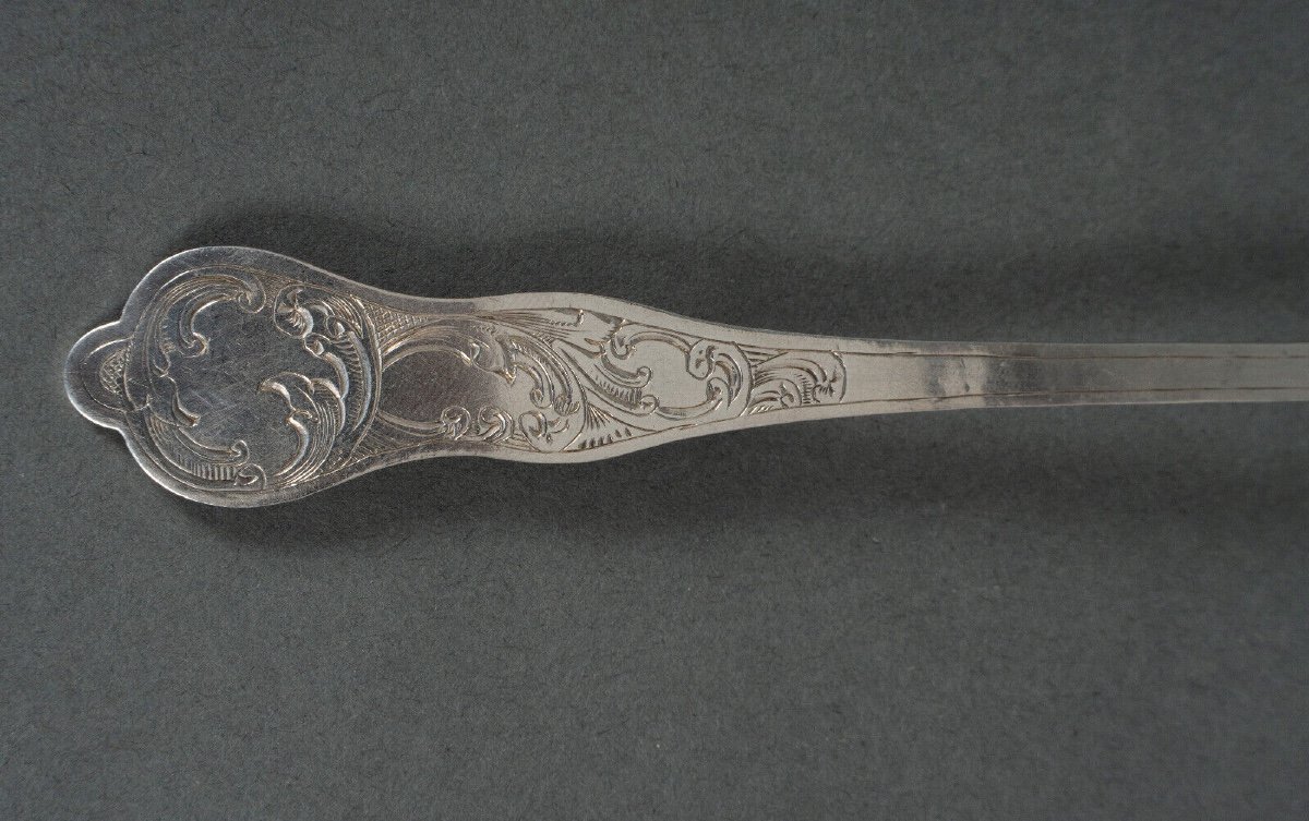 Cuillère à saupoudrer orfèvre RN argent 53 grammes riche décor Louis XV-photo-4