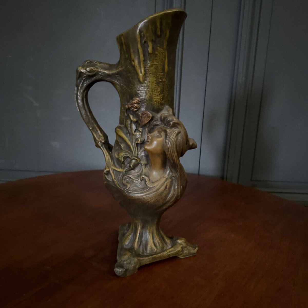 Vase pichet Art Nouveau en régule profil de femme par E. Grego