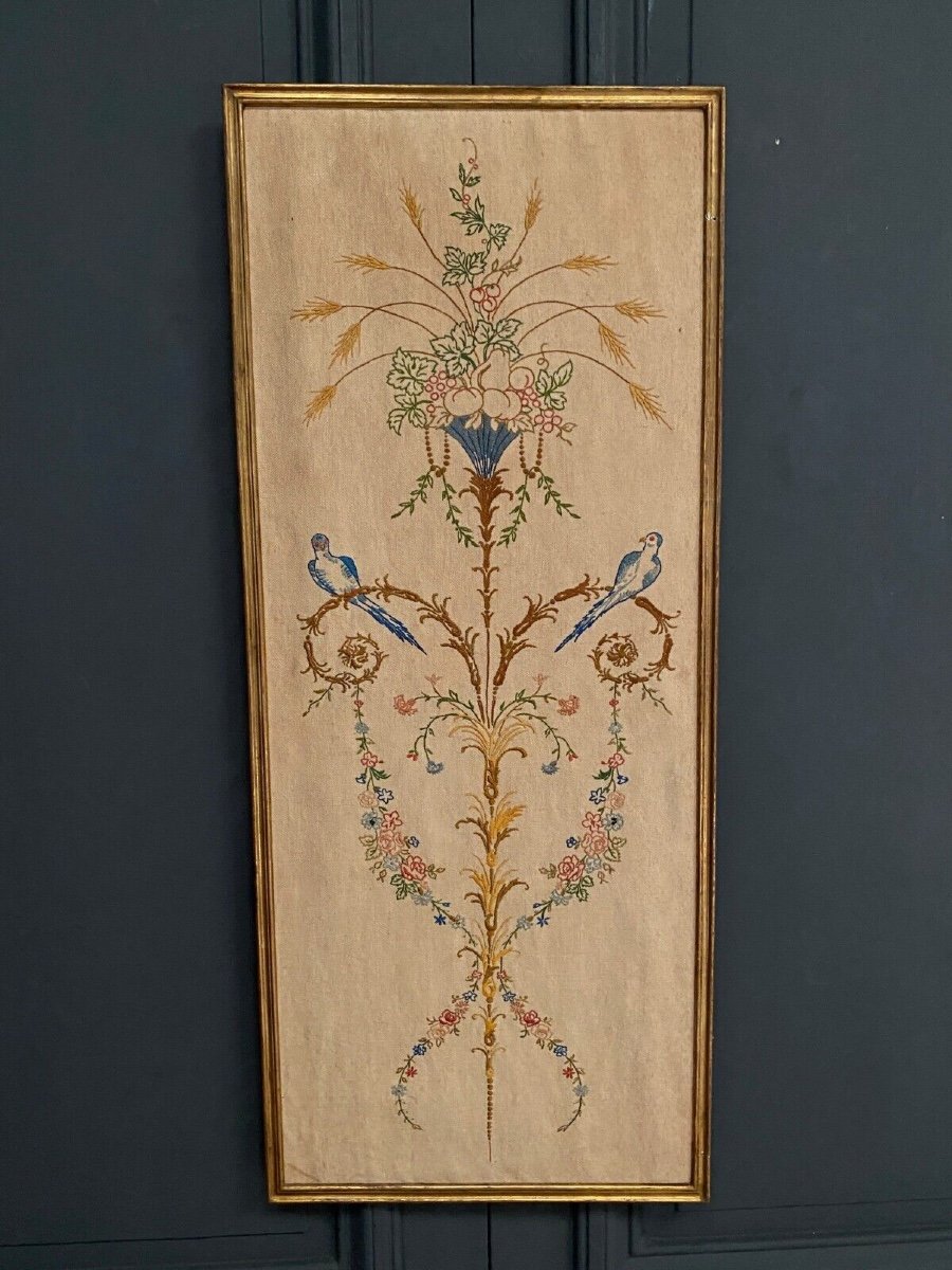 Panneau brodé 1900 style Louis XVI décor d'oiseaux cadre baguette