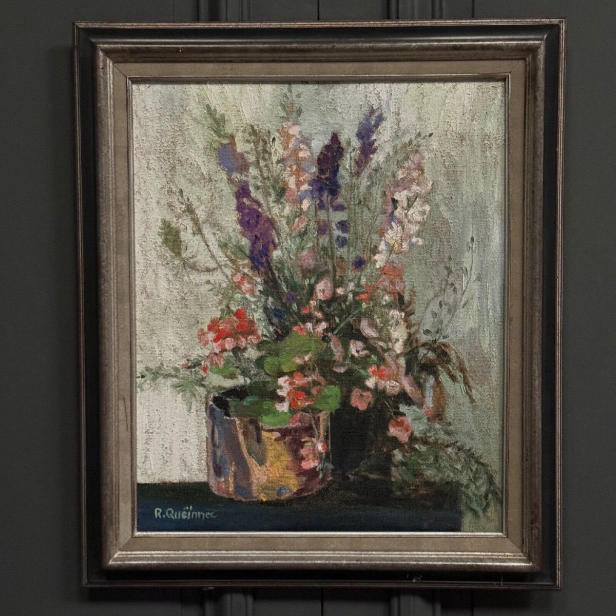 Huile sur toile nature morte aux fleurs par R. Queïnnec milieu XXe