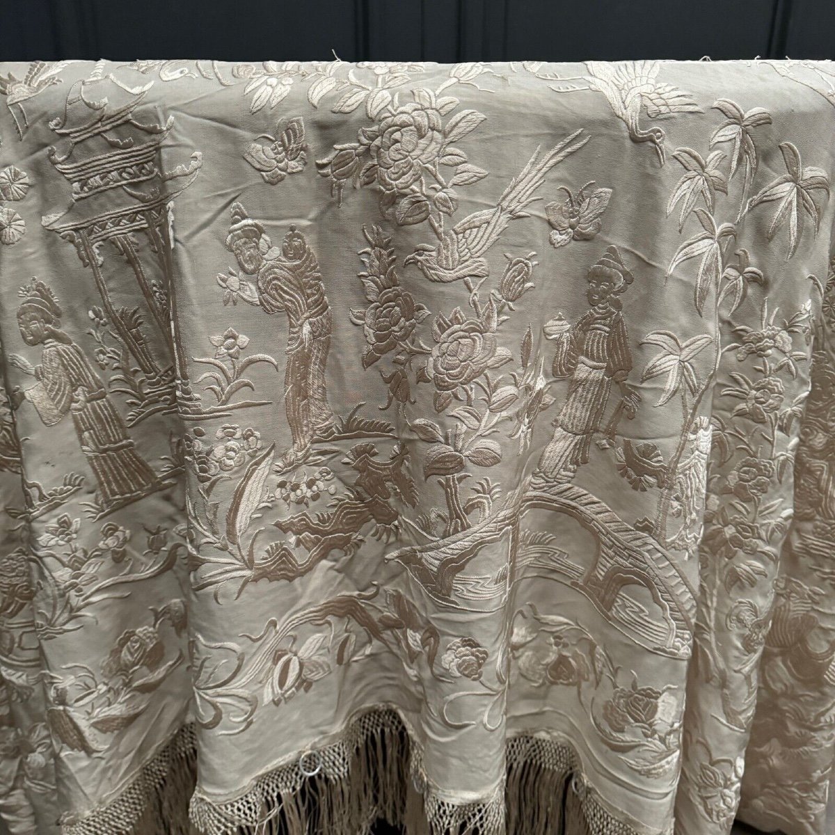 Embroidered Shawl Or Tablecloth From China 1900 With Character And Floral Decoration-photo-2