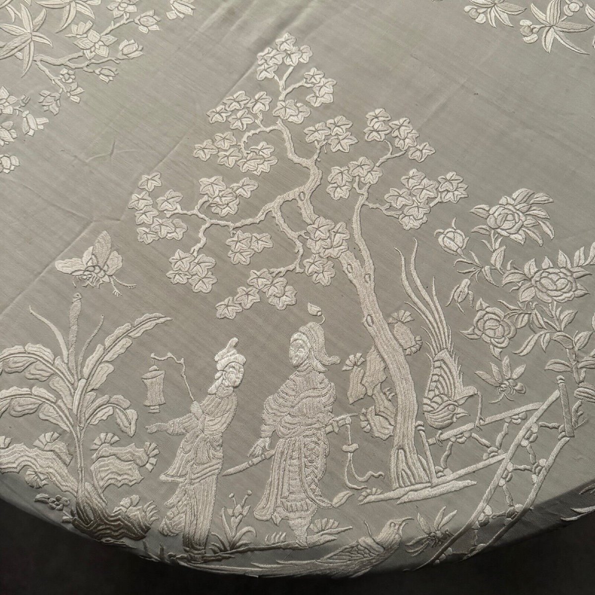 Châle ou nappe brodée de Chine 1900 décor de personnages et floral-photo-1