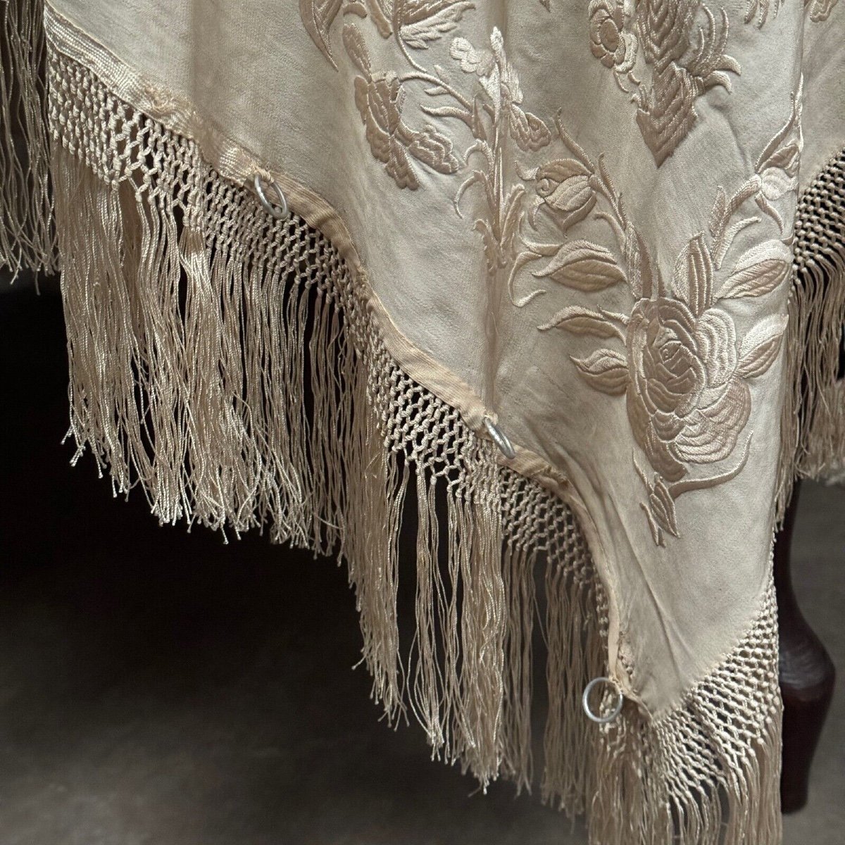 Embroidered Shawl Or Tablecloth From China 1900 With Character And Floral Decoration-photo-3