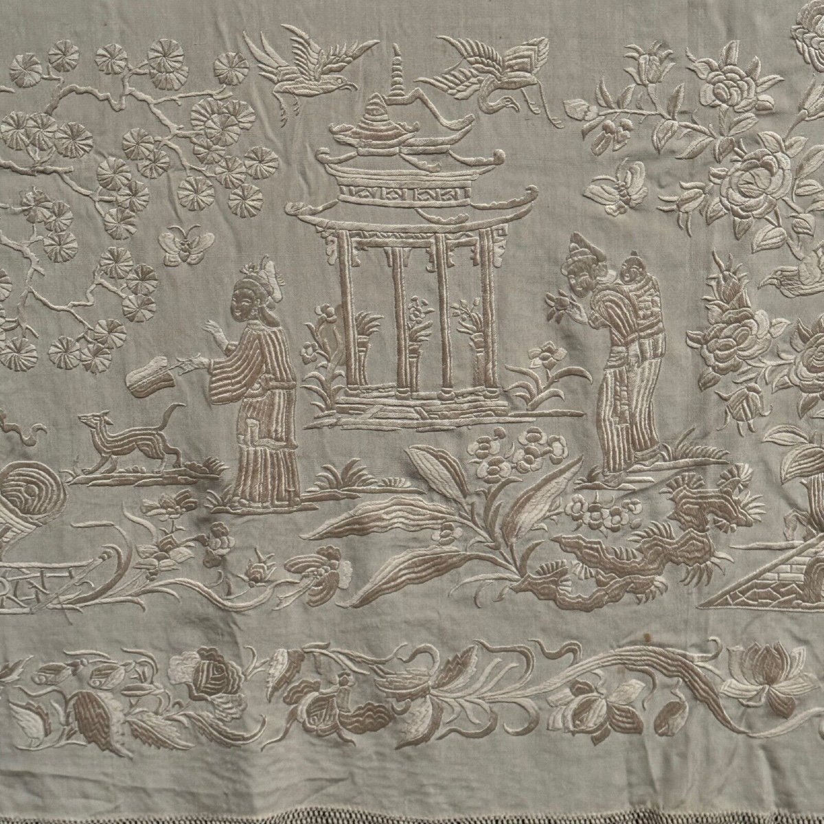 Châle ou nappe brodée de Chine 1900 décor de personnages et floral-photo-4