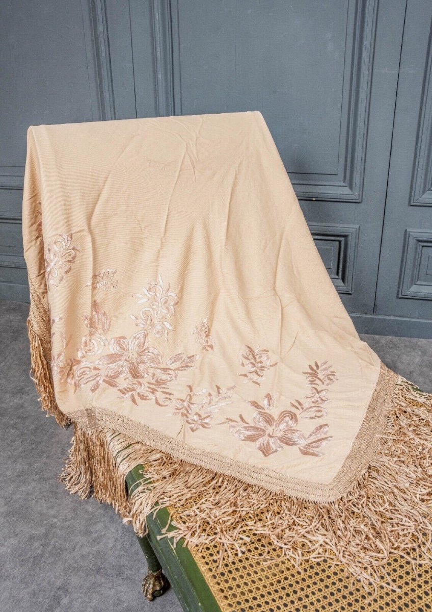 Nappe ou châle brodée XIXe décor floral et franges