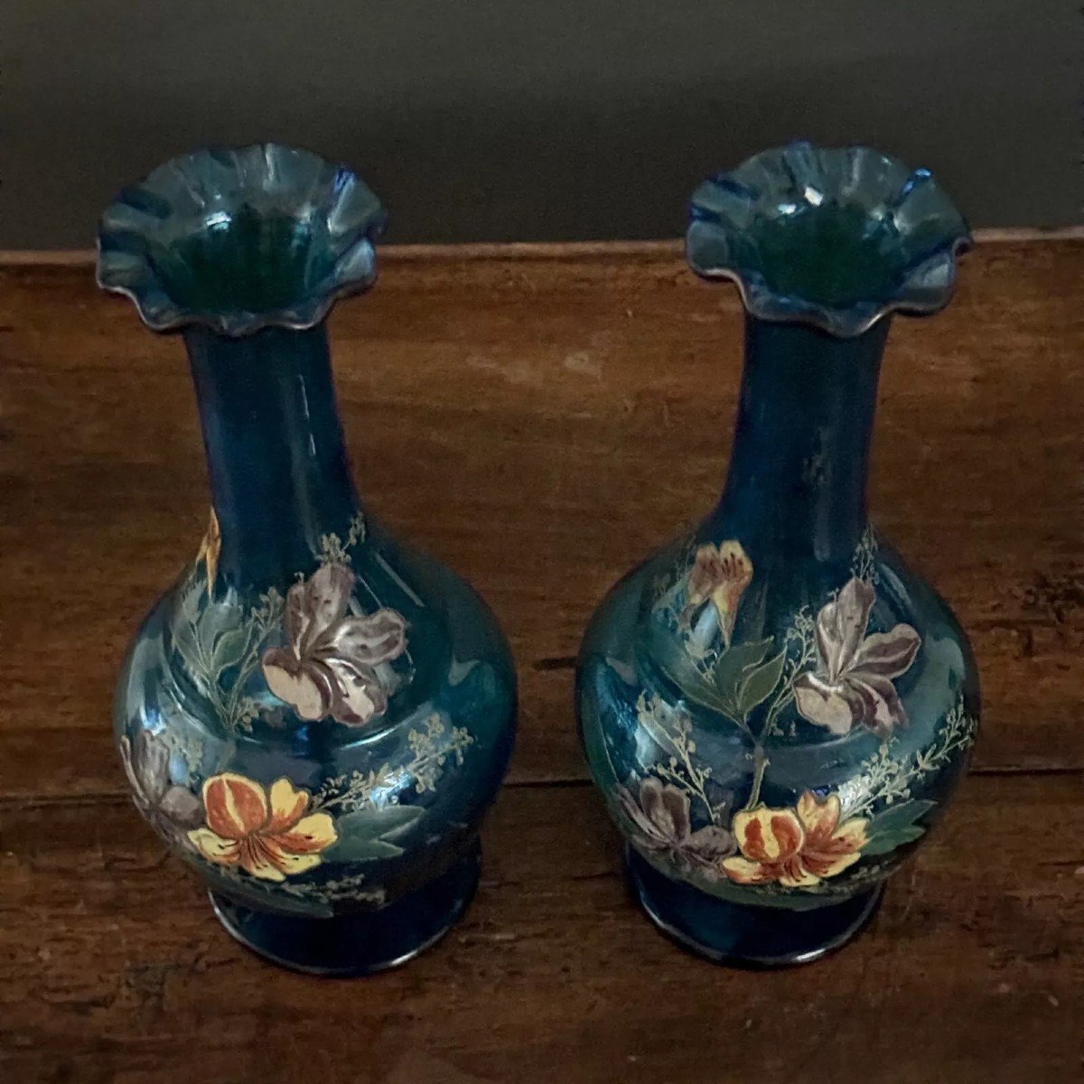 Paire de vases émaillés 1900 décor floral sur fond bleu XXe-photo-4