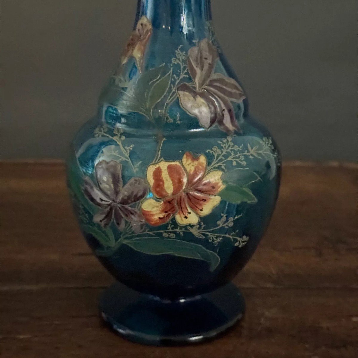 Paire de vases émaillés 1900 décor floral sur fond bleu XXe-photo-1