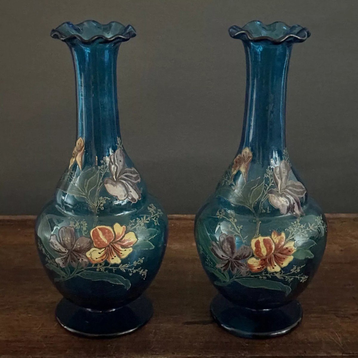 Paire de vases émaillés 1900 décor floral sur fond bleu XXe