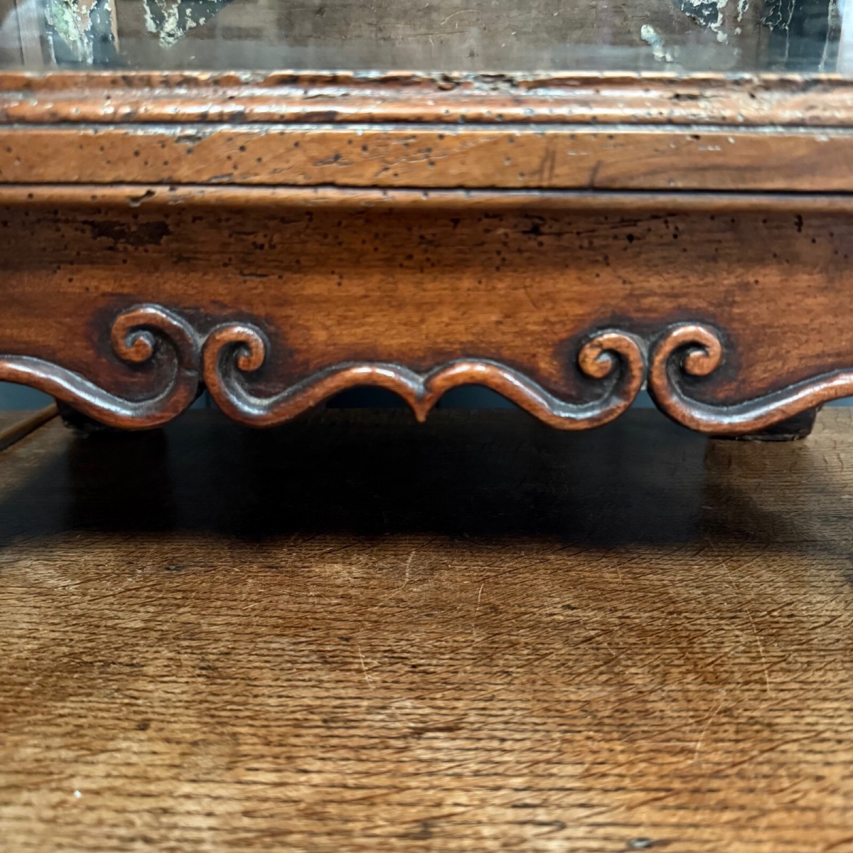 Small Louis XV Mahogany Display Case With Periwinkle Legs-photo-4
